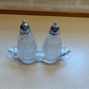 Vintage Elegant Glass Salt and Pepper Shaker Set with Tray